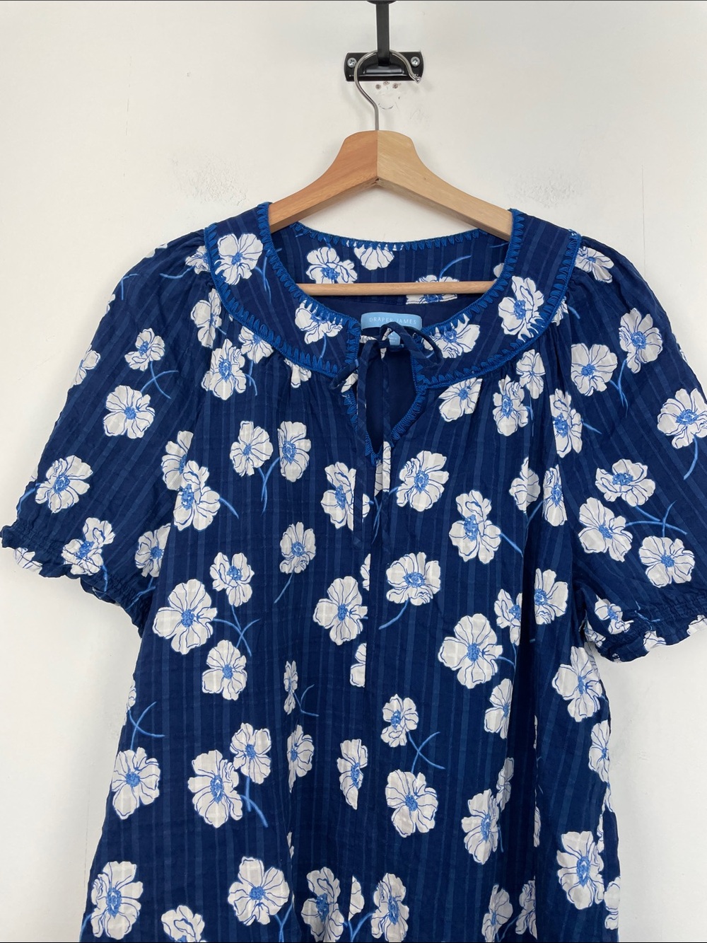 Draper James Women L Smocked Navy Wild Flower Tie-Neck Short Sleeve Pullover Top - Picture 4 of 8
